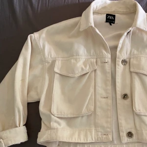 Beige jeansjacka - Säljer denna beiga jeansjacka med stora fickor framtill från zara! Köpare står för frakt