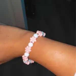 Ett armband med rosa och vita pärlor!💞 Säljer för 15 + frakt! Kontakta mig om ni är intresserade💞