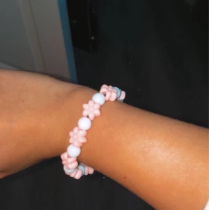 Armband - Ett armband med rosa och vita pärlor!💞 Säljer för 15 + frakt! Kontakta mig om ni är intresserade💞