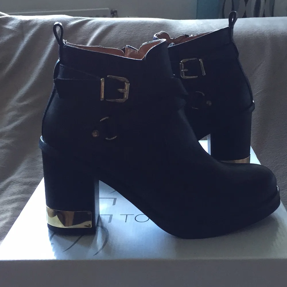 Snygga läderboots från TOPSHOP i storlek 37. Svarta med guldiga detaljer samt dragkedja. 
Aldrig använda, lappar finns kvar på skorna samt kvitto och originalkartong. Mycket fint skick. 
Köpta i hopp om att kunna använda med en sula då jag själv har storlek 36 men är tyvärr förstora. 
Inköpta 2013 så säljs ej längre i butik/nätet. 
Säljes för 600kr. Skor.