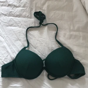 Mörkgrön bikinitopp - Justerbar mörkgrön bikinitopp från h&m. Väldigt bra skick i storlek XS/S/70B/75B. Frakt tillkommer💕