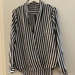 Blus - Vit- & svartrandig blus i silkesmaterial. Köparen står för frakten💘