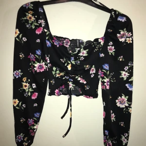 Blommig topp - Fin blommig topp från H&M använd endast 1 gång