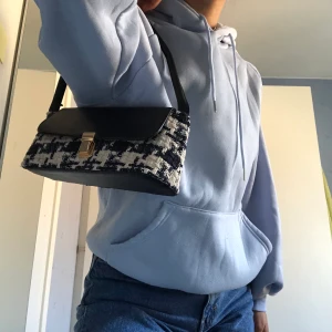 Axelväska  - Säljer nu min älsklingsväska som är riktigt smidig och som har underlättat för mig många gånger. Den är knappast använd (då jag egentligen inte är en ryggsäcks person😅). Har ett litet innerfack men väskan saknar dragkedja 