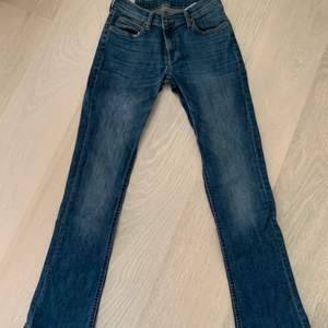 Sälja dessa jeans från Lee. Storlek W28L31 men dom är uppsydda i längden så kortare än storleken säger. Köparen står för fraken