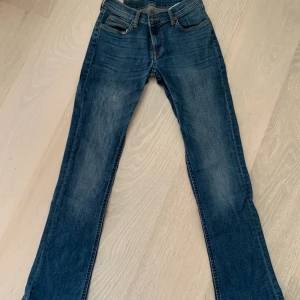 Jeans från lee - Sälja dessa jeans från Lee. Storlek W28L31 men dom är uppsydda i längden så kortare än storleken säger. Köparen står för fraken