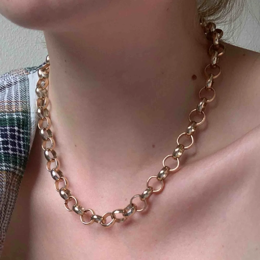 jättesnyggt guld halsband (fake) säljs då det inte kommer till användning ✨ frakten är alltid inkluderad! . Accessoarer.