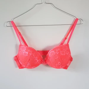 Superbekväm Neonrosa Behå, stl 75A - Superskön(!) neonrosa behå med rosett & diamant framtill, den har lite pushup som ger fin klyfta. Stl 75A från H&M. Finns för avhämtning i Malmö, alt kan skickas mot att köparen betalar frakten, 24 kr. Köper du fler så skickar jag dem givetvis tillsammans! 💗