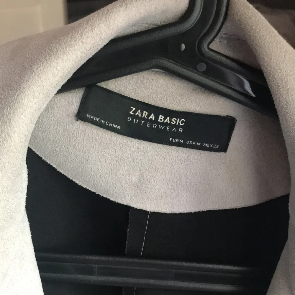 Beige jacka från Zara i mockaimitation säljer p.g.a  för liten storlek. Jätte fin för både höst och vår! . Jackor.