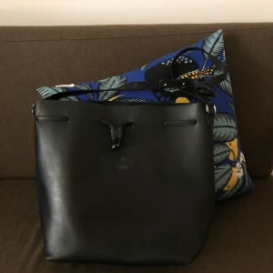 Väska Sandqvist  - Svart läderväska från Sandqvist, några slitmärken i lädret