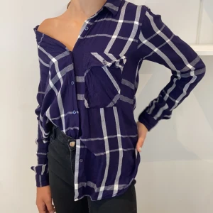 Skjorta ifrån bikbok - Lila skjorta ifrån bikbok. Säljer den för att jag inte använder den längre. Har ett litet hål vid ärmen men inget som man tänker på. Frakt 37kr💜💜