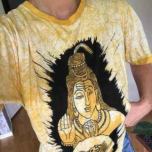 En tshirt jag köpt i Indien. Jag är vanligtvis s och denhär passar rätt bra! Fint skick:)