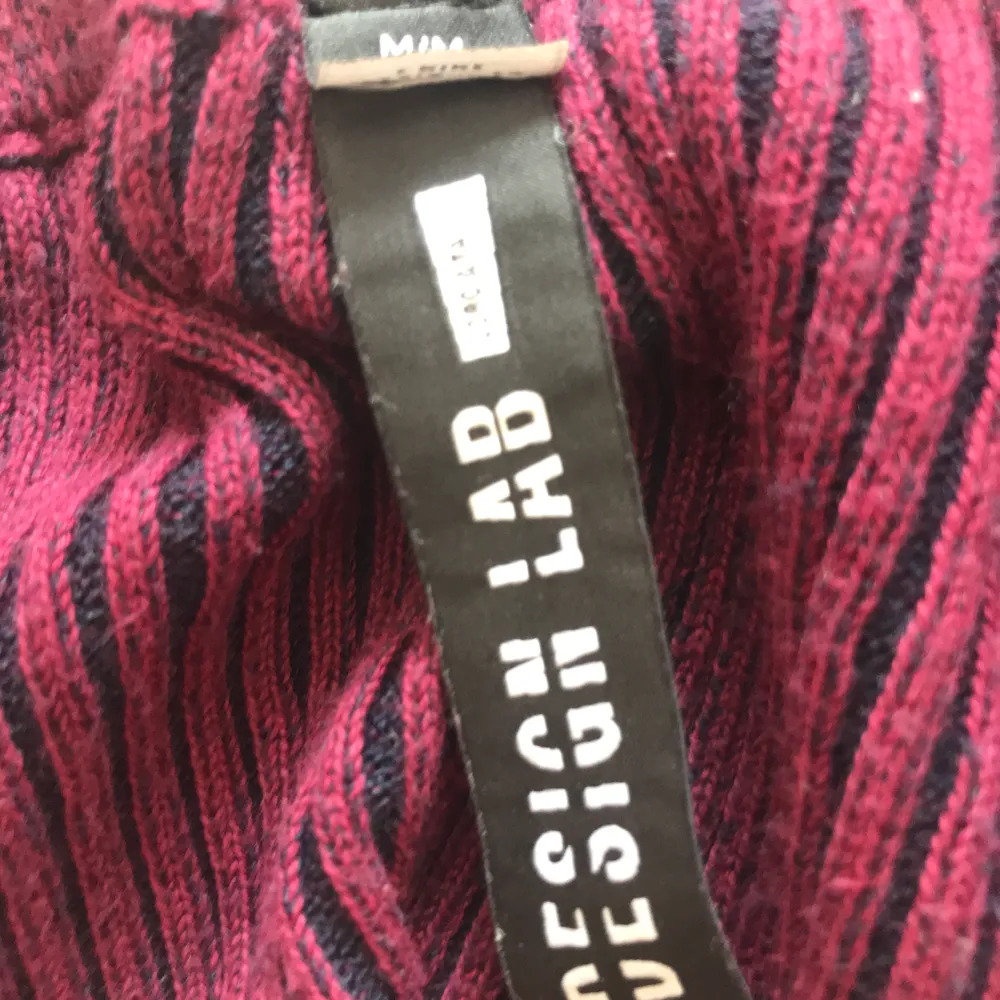 Burgudy lila/röd kjol från Design Lab by Lord & Taylor. Köpt i USA, fint använt skick. Ribbat material så den är superstretchig, storlek M men passar även S. Lite State då märket är dyrt :) 150kr Fraktar eller möts i Sthlm . Kjolar.