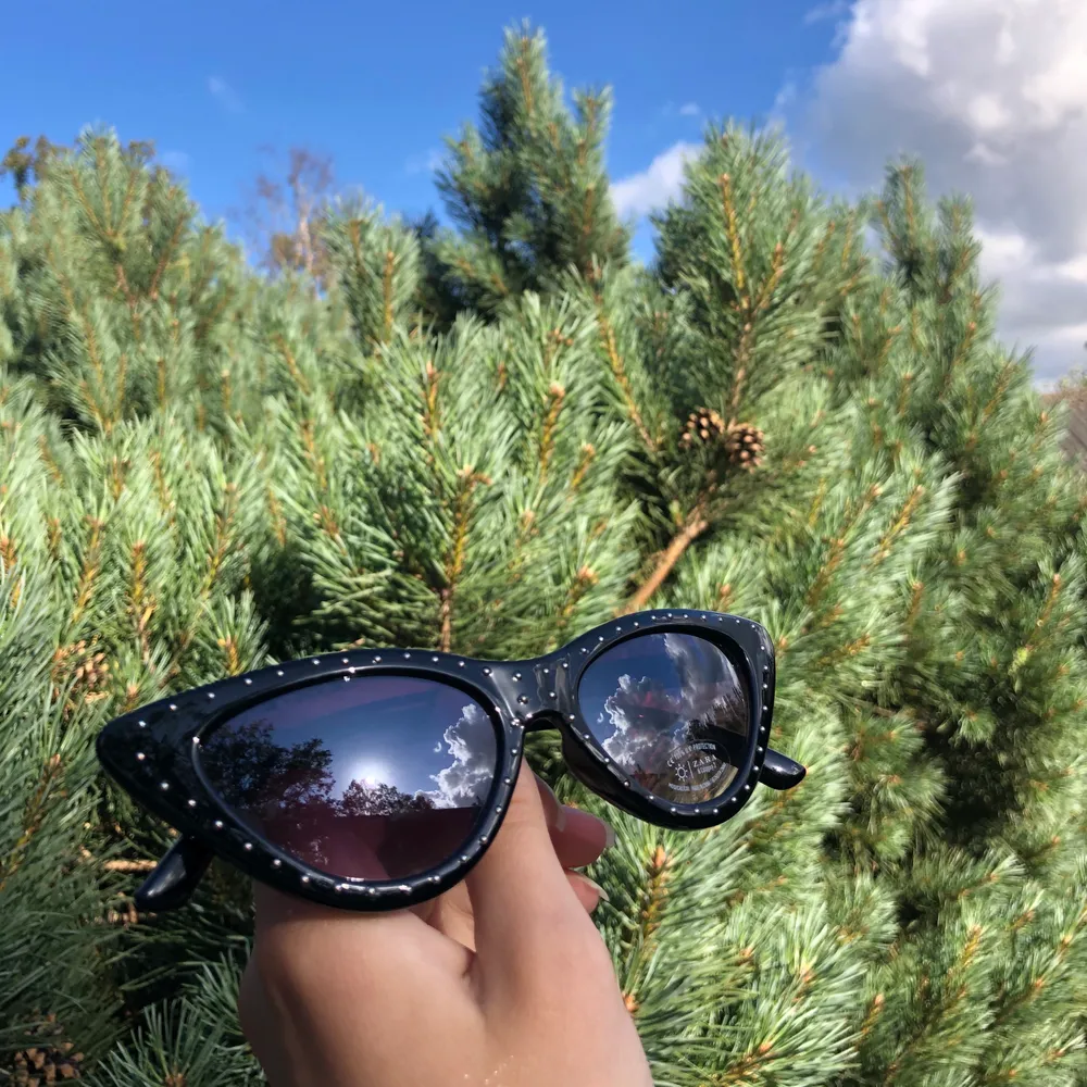 Säljer ett par snygga solglasögon som är köpta från zara. De är slutsålda överallt och är använda endast ett fåtal gånger! Priset kan diskuteras!💕. Accessoarer.