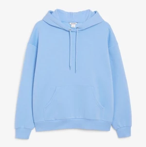 Hoodie ifrån monki - Jättefin blå hoodie ifrån monki, säljs då den inte används längre. Slutsåld på Monkis hemsida💓