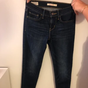 Levis jeans 710 - Säljer mina Levis jeans 710 storlek 24. Kunde tyvärr inte fota dem på eftersom de är för små😢