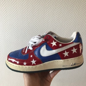 Af1 från 2006 - Sjukt gamla och rare, från 2006 ett extra laces ingår. Vintage condition. 