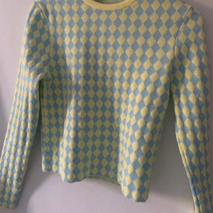 Rutig tröja Zara - Säljer denna rutiga tröja från Zara då det inte är min stil. St M och aldrig använd med prislapp kvaf