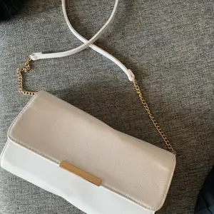 Säljer denna vita lilla väska ifrån H&M! Endast använd en gång, så super fint skick. Köpare. Står för frakten.🌸