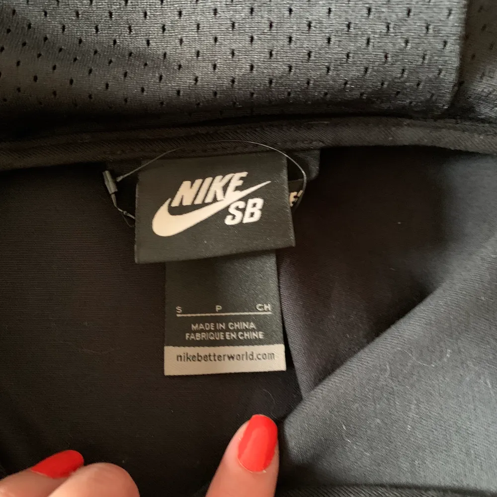 Säljer denna Nike SB pullovern i storlek S, då den inte kommer till användning längre. Den är mörkblå i färgen, muddarna har blekts lite men annars i fint skick! Köparen står för frakten.☘️. Jackor.