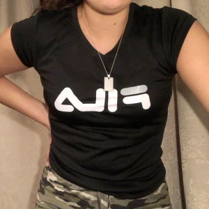 Fila tränings t-shirt - Säljer en svart fila tränings t-shirt i storlek S... den är inrycker bra skick. ⚡️  Kolla gärna in resten i min profil 🌎 Pris går att diskuteras!  Köpare står för frakt  📦 (22kr) totalt- 62kr  