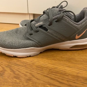 Träningsskor Nike strl 40 - Sparsamt använda