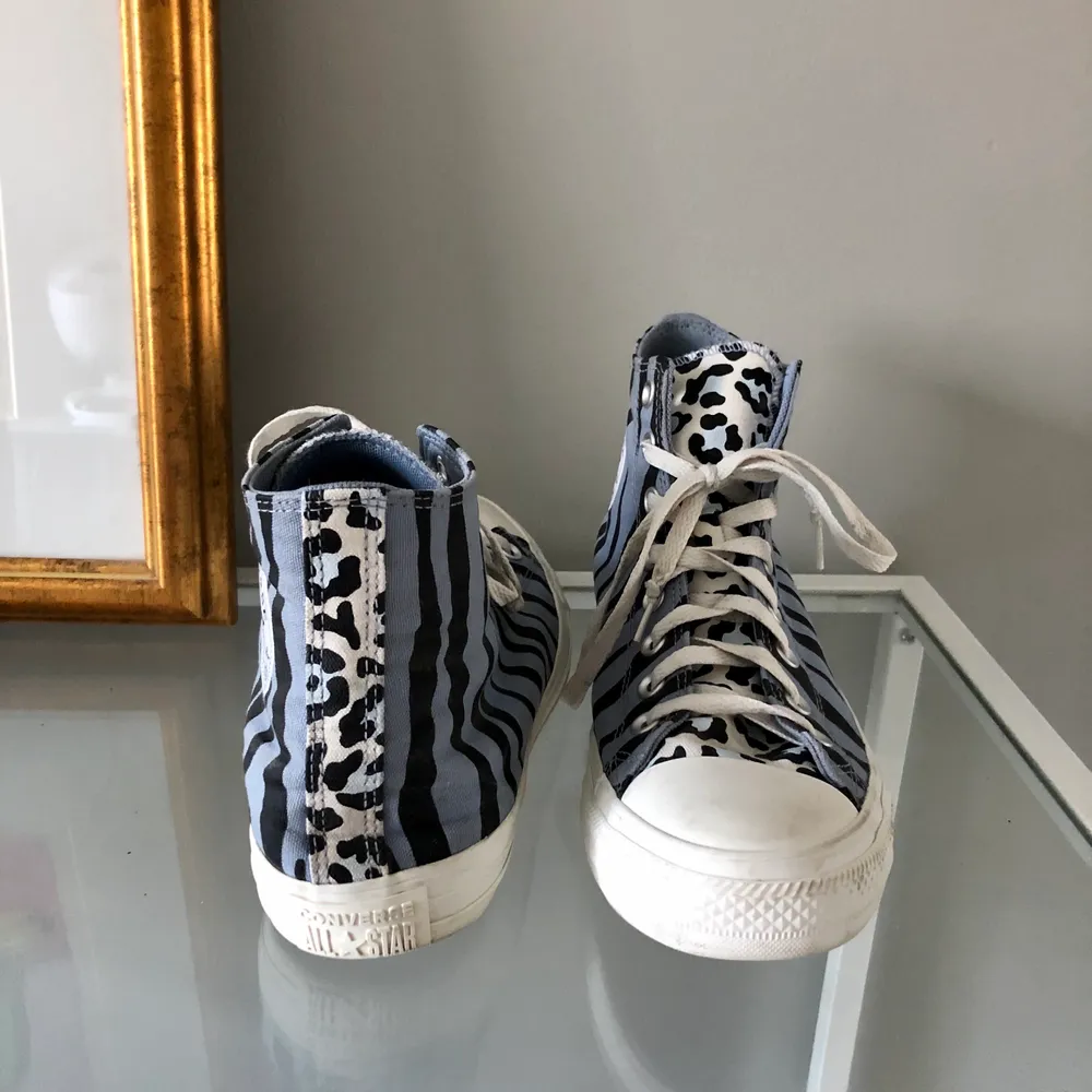 Super snygga blåa converse med zebra och leapard mönster 💫bra skick 8/10 i storlek 42,5! Nypris 750kr, frakt ingår i priset . Skor.