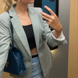 Kavaj  - INTRESSEKOLL❣️❣️ superfin grön kavaj i nyskick storlek 34. Bud från 100kr, säljer vid bra pris ❤️