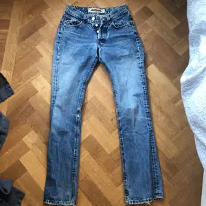 Blåa, lite utsvängda, vintage jeans från Crocker i st. 34/32 med en liten slitning på insida lår(se bild 3) säljer pga att de har blivit för små❤️