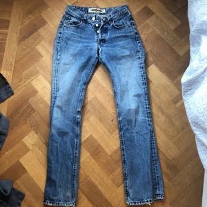 Vintage CROCKER jeans - Blåa, lite utsvängda, vintage jeans från Crocker i st. 34/32 med en liten slitning på insida lår(se bild 3) säljer pga att de har blivit för små❤️