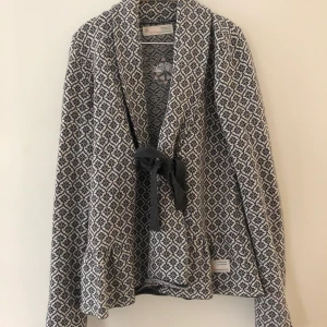 Odd Molly kofta - Odd Molly kofta i storlek 0 (XXS-XS). Mycket fint skick och sparsamt använd!💞 Nypris 1 795kr. Vid köp står köparen för frakt eller så möts vi upp i kvarnby. 