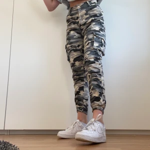 Cargobyxor - ( Gratis frakt )Fickor i fram och på sidan av låren. Resårband vid benslutet