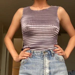 Plisserat linne  - Superfint lila linne som är köpt secondhand. Tyvärr kommer den inte till användning. Stretchigt material som passar de flesta, men skulle säga att det är en S. Sparsamt använd 🦋🦋 Köparen står för frakten 