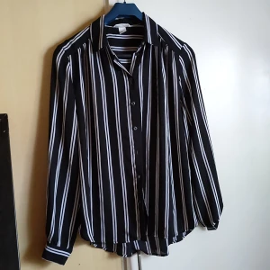 Randig skjorta från H&M - Basic skjorta från H&M, lite tunnare tyg o inte så stretchigt men man ser sjukt proffsig ut i den 
