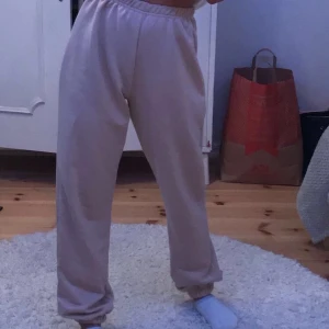 Mjukisbyxor  - Beiga mjukisbyxor från boohoo, säljer pga ingen plats i garderoben haha. Knappt använda så dom är i stort sett i nyskick. Najs tunt material. Frakt 50kr