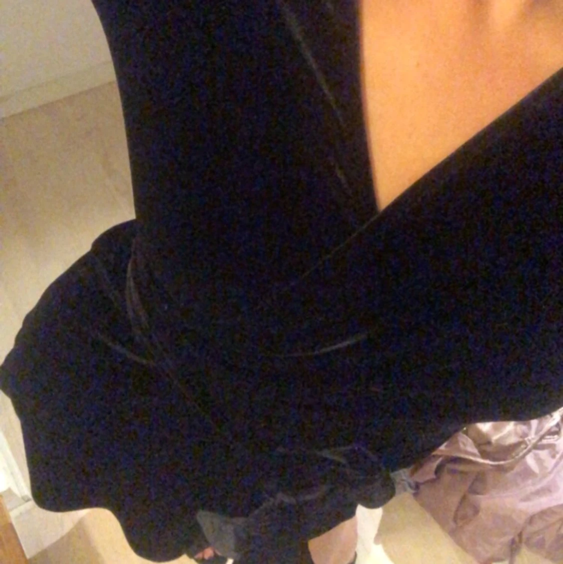 Svart klänning i sammetsmaterial - 90