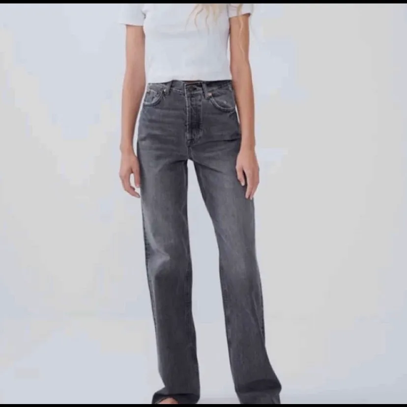 Ett par hel slutsålda Zara jeans i storlek 32 men passar mig som oftast har 34,36 i jeans. Sparsamt använda och säljer pga att jag har ett par liknande. Frakt ingår ej i priset! Priset kan diskuteras vid snabb affär. Jeans & Byxor.