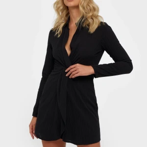 Wrinkle Shirt Dress från Nelly - Helt ny klänning från Nelly med tags kvar. Har två stycken i olika storlekar och säljer därför den ena. På mig sitter den lite tajtare och jag är 166cm. Längden på klänningen och ärmarna är bra! Nypris: 399:-  Säljes till högsta bud. Frakt ingår ej. 