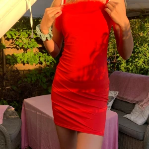 Röd klänning - Denna super fina röda klänning är oanvänd och i jätte bra skick. Den är köpt på SHEIN och jag säljer den då den inte riktigt är min stil.