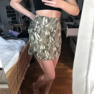 Kamouflagekjol - Skitsnygg kamouflagekjol som jag ej använder längre. Liten i storlek men skulle passa bra på en S och M också. 