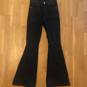 Bootcut jeans - Bootcut jeans med mid waist från Dr.Denim. Storlek M. Tappat lite färg pga tvätt vilket de flesta jeans gör. Annars är de i jättebra skick. Köparen står för frakt! Priset går att diskutera!