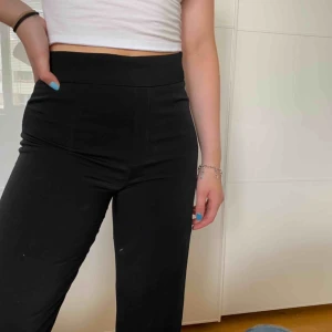  - Svarta fina kostymbyxor från bikbok! Sitter jätte bra i midjan och är lite mer pösiga längst ner. Använt ett fåtal gånger