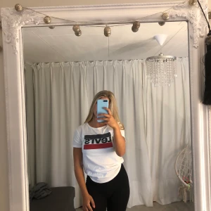  T-shirt - Vit levis t-shirt med tryck. Säljer för att den inte kommer till användning. Nypris 299kr men säljer för 50kr + frakt 