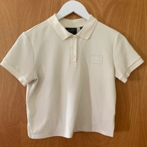 Fenty x Puma Piké Strl: 36 - Märke: Puma by Rihanna Typ: Piké Croptop Storlek: 36 Färg: Vit Övrigt: Köpt i New york 2018 Skick: Lite nopprig men annars bra