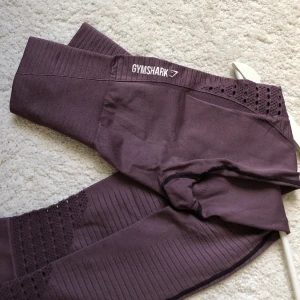 Gymstark träningstights - Dem populäraste träningstightsen från Gymshark i storlek S. Använda Max 5 gånger, köptes för runt 700kr men sälj för 150 vid snabb affär! Squatproof och väldigt svetttåliga. Dem perfekta träningstightsen helt enkelt! Köparen står för frakt om så behövs!🥰