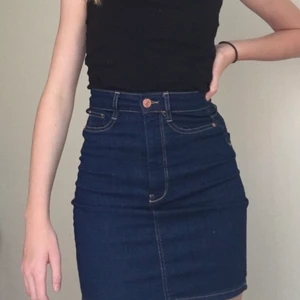 Molly jeanskjol 💙 - Jeanskjol köpt på GinaTricot för ungefär ett år sedan och använd ungefär tre gånger, dvs i väldigt bra skick 💙 Säljs pga att den aldrig används. Den är köpt för runt 300/350 kr från början (därav priset). Frakt tillkommer 💙