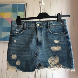 Zara jeanskjol  - Jeanskjol från zara med snygga slitningar. Kort modell med liten ”slits” nedanför gylfen. Frakt tillkommer. 