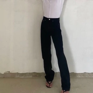 NA-KD jeans - Skitsnygga jeans från NA-KD 🤍 helt nya och aldrig använda bara at de är tvättade en gång! Nypris 599kr!många intresserad så buda i kommentarerna! Budet startar på 380kr plus frakt på ca 66kr