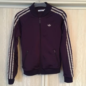 Lila adidas tröja träning 36/38 - En jättesnygg lila adidaströja i st 36/38. I utmärkt skick!