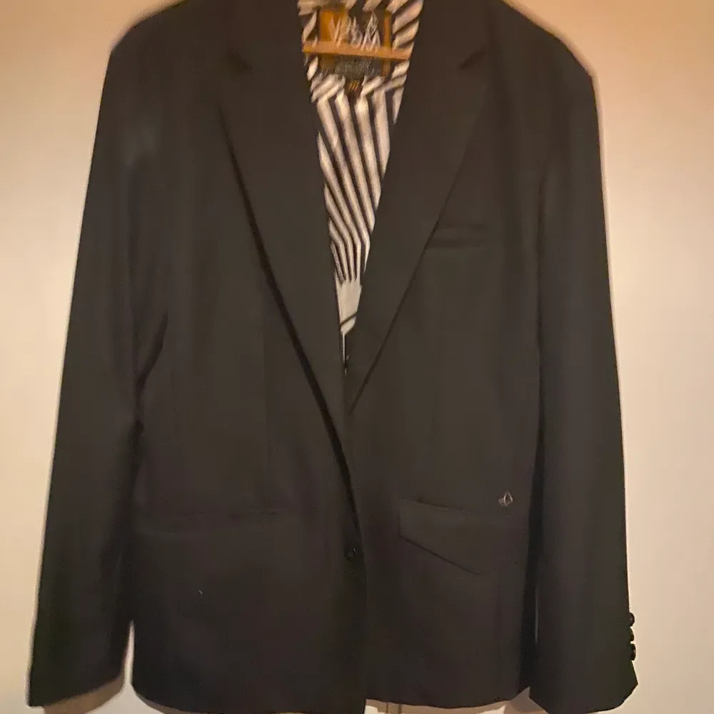 Kostym från volcom använd 1 gång, storlek M . Kostymer.